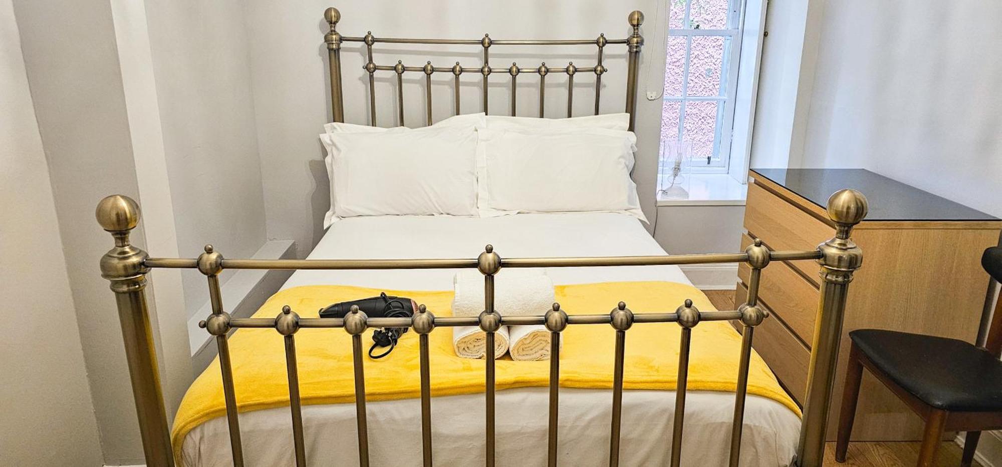 Russel House - 4 Bedroom - The Royal Mile